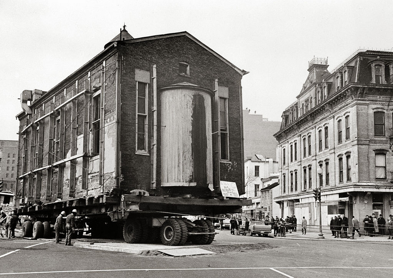 Illustration for article titled Unbelievable Photos of the Most Challenging Structural Relocations Ever